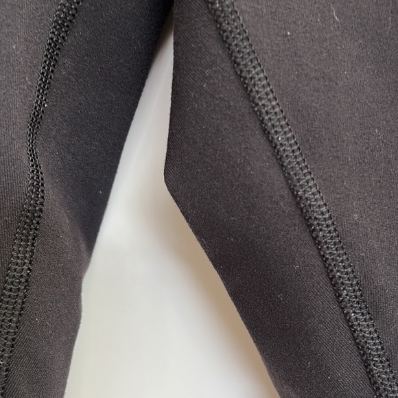 Lululemon 21” size 4 in Black - Picture 3 of 5